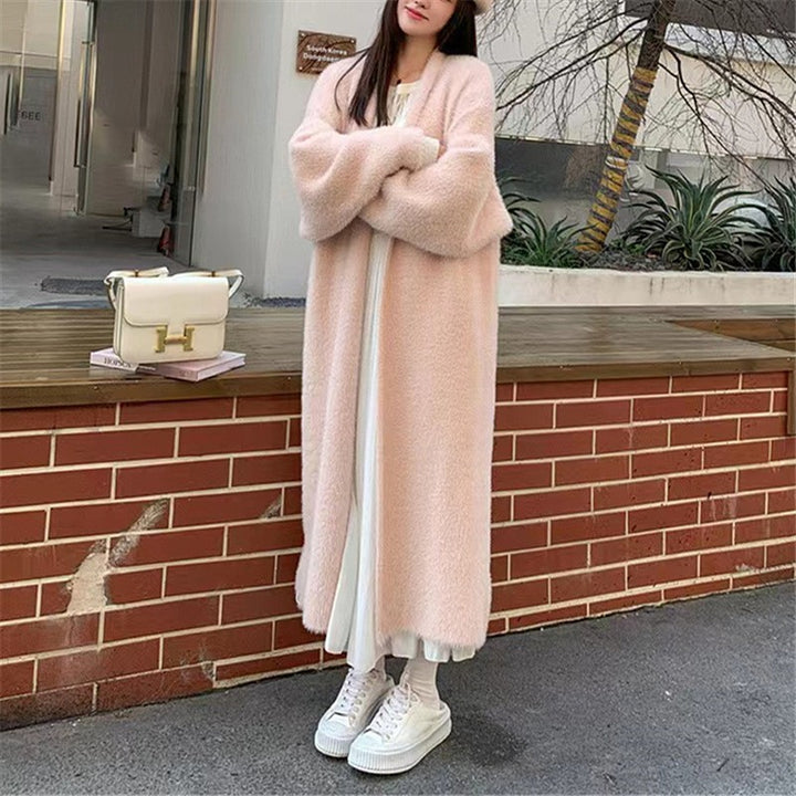 Kvinnors Fluffy Maxi Cardigan med Djup V-hals och Överdimensionerad Silhuett Mirla-Eva Jonsson