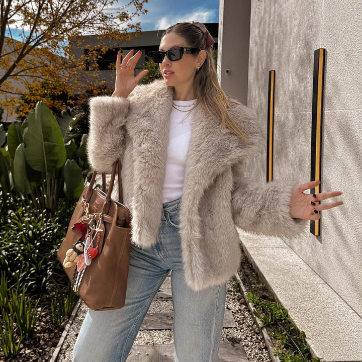 Kvinnors Fluffy Plus Size Jacka med Mjuk Får Mirla-Eva Jonsson