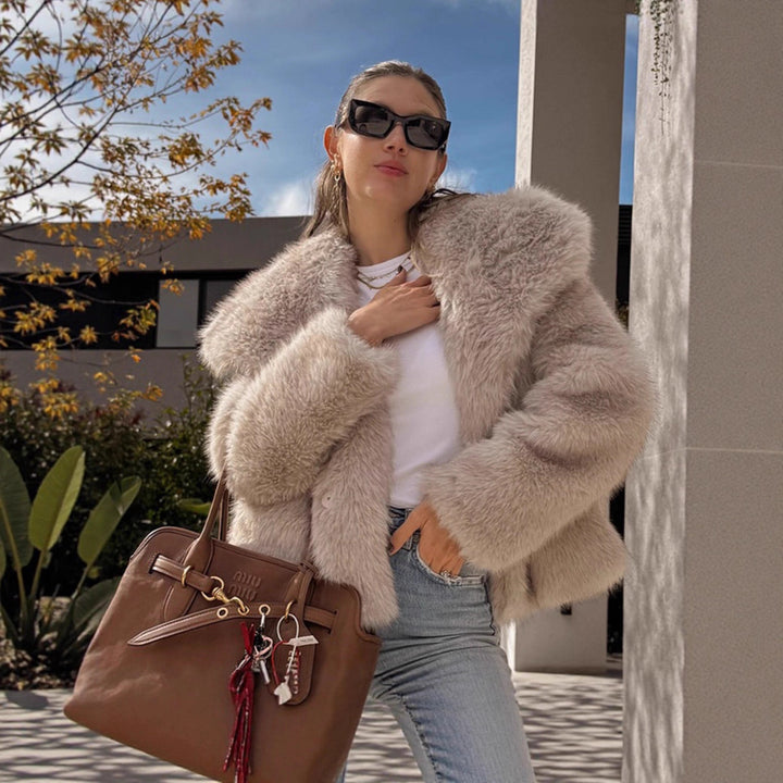 Kvinnors Fluffy Plus Size Jacka med Mjuk Får Mirla-Eva Jonsson