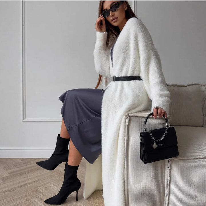 Kvinnors Fuzzy Lång Stickad Kappa med Elegant Snitt och Löst Ärmar Mirla-Eva Jonsson