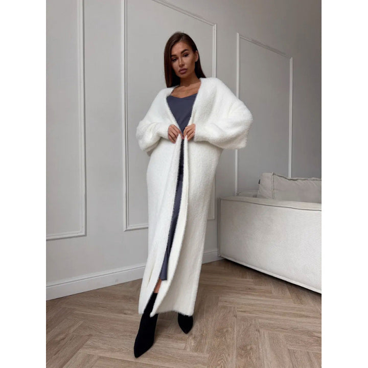Kvinnors Fuzzy Lång Stickad Kappa med Elegant Snitt och Löst Ärmar Mirla-Eva Jonsson
