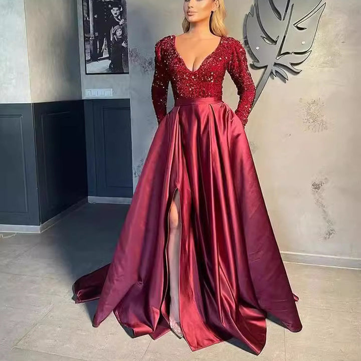 Kvinnors Glamorösa Aftonklänning med Glittrande Pärlor och Hög Slits-Eva Jonsson