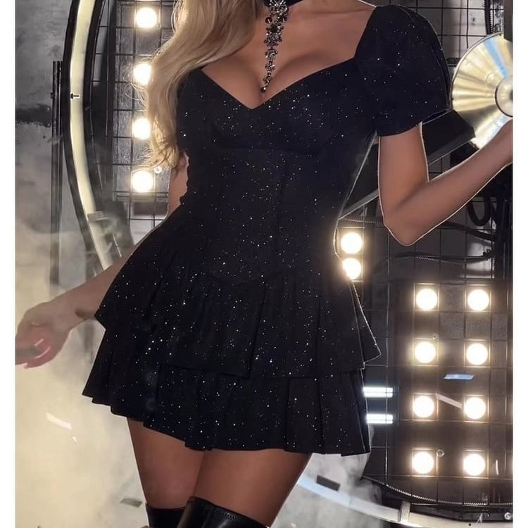 Kvinnors Glamorösa Mini Klänning med Voluminösa Ärmar och Funkande Accenter-Eva Jonsson