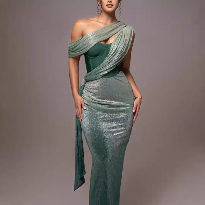 Kvinnors Glamorous Maxi Kvällsklänning med Asymmetrisk Halsringning och Glittrande Draperingsdesign-Eva Jonsson