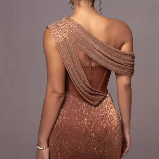 Kvinnors Glamorous Maxi Kvällsklänning med Asymmetrisk Halsringning och Glittrande Draperingsdesign-Eva Jonsson