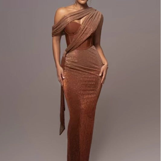 Kvinnors Glamorous Maxi Kvällsklänning med Asymmetrisk Halsringning och Glittrande Draperingsdesign-Eva Jonsson
