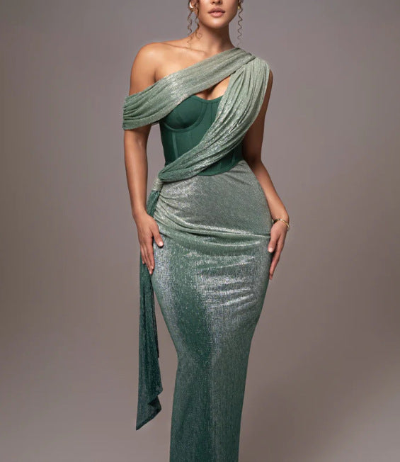 Kvinnors Glamorous Maxi Kvällsklänning med Asymmetrisk Halsringning och Glittrande Draperingsdesign-Eva Jonsson