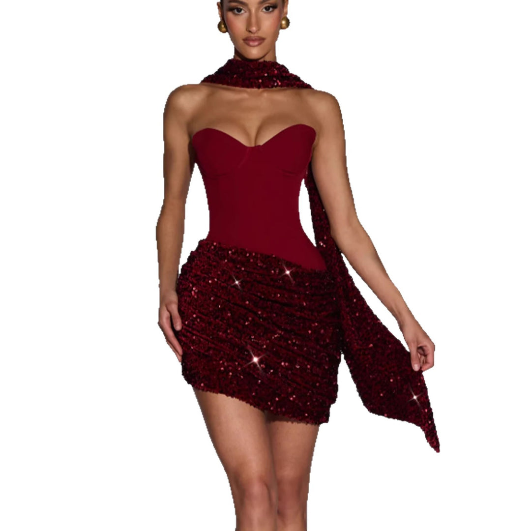 Kvinnors Glamorous Mini Klänning med Figur-Kramande Bustier Top och Imponerande Paljett Kjol Mirla-Eva Jonsson