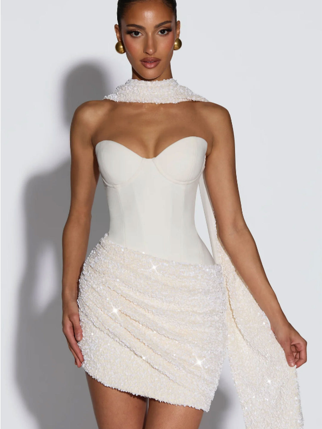 Kvinnors Glamorous Mini Klänning med Figur-Kramande Bustier Top och Imponerande Paljett Kjol Mirla-Eva Jonsson