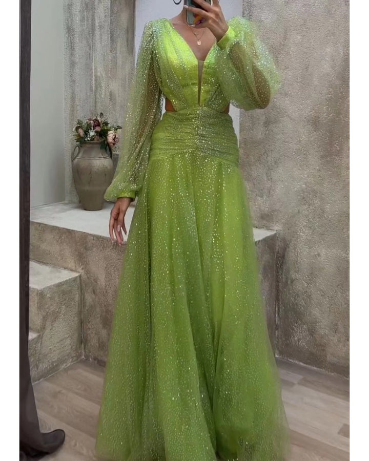 Kvinnors Glamourös Aftondress med Glittrande Tyll och Sofistikerade Utskärningsdetaljer-Eva Jonsson