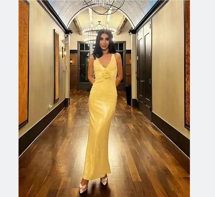 Kvinnors Glamourösa Paljett Aftonklänning med Djup Halsringning och Elegant Silhuett-Eva Jonsson