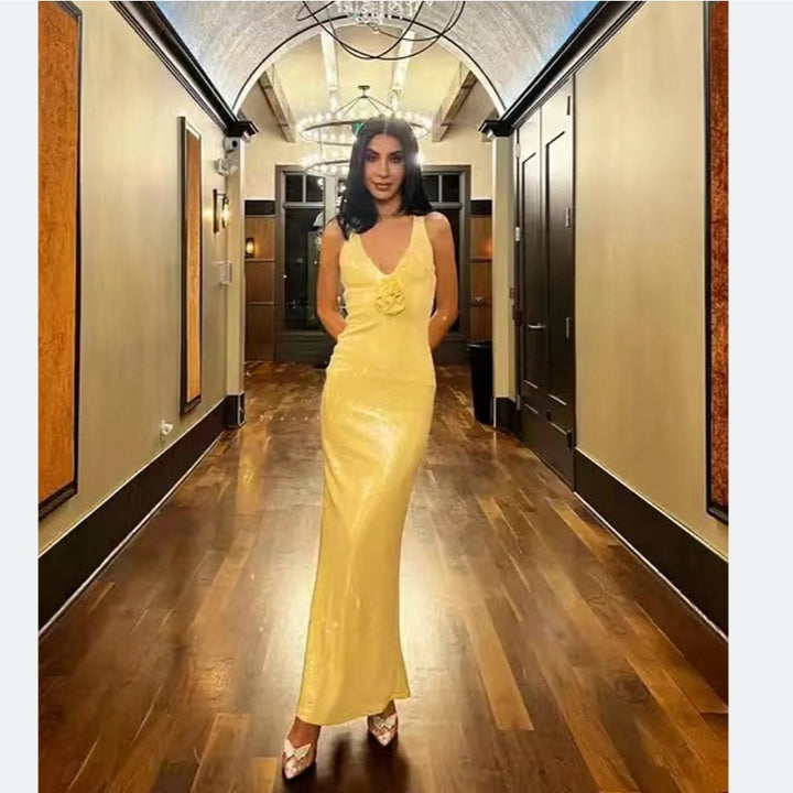 Kvinnors Glamourösa Paljett Aftonklänning med Djup Halsringning och Elegant Silhuett-Eva Jonsson