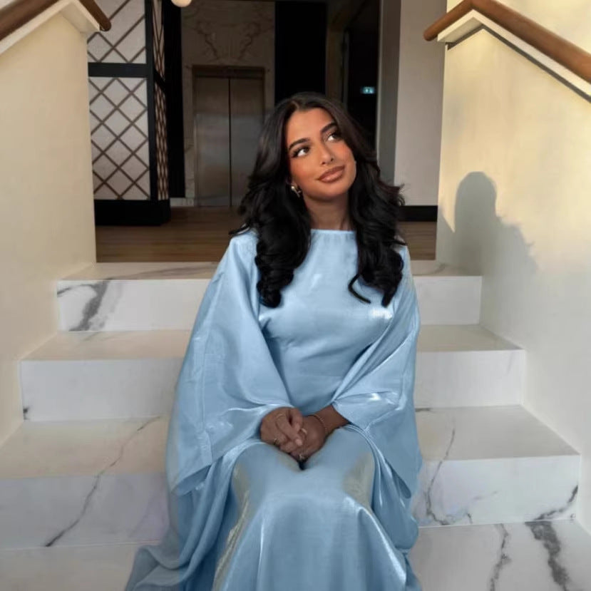Kvinnors Glamourösa Satin Maxi Klänning med Bred Skärning och Eleganta Ärmar Mirla-Eva Jonsson