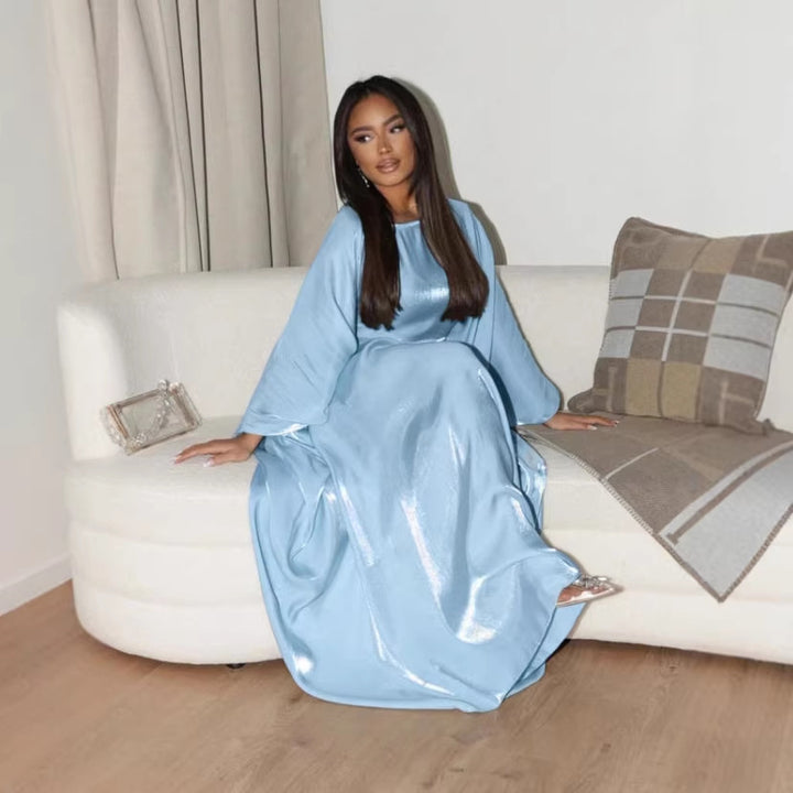 Kvinnors Glamourösa Satin Maxi Klänning med Bred Skärning och Eleganta Ärmar Mirla-Eva Jonsson