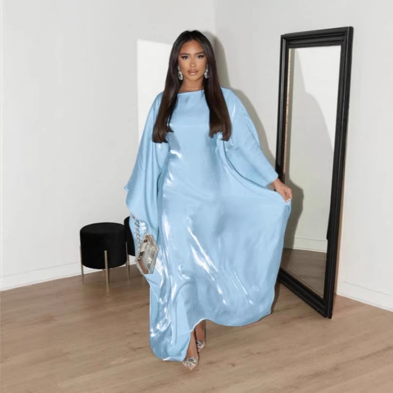 Kvinnors Glamourösa Satin Maxi Klänning med Bred Skärning och Eleganta Ärmar Mirla-Eva Jonsson