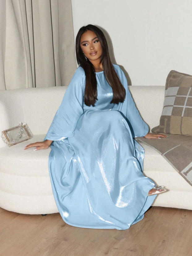 Kvinnors Glamourösa Satin Maxi Klänning med Bred Skärning och Eleganta Ärmar Mirla-Eva Jonsson