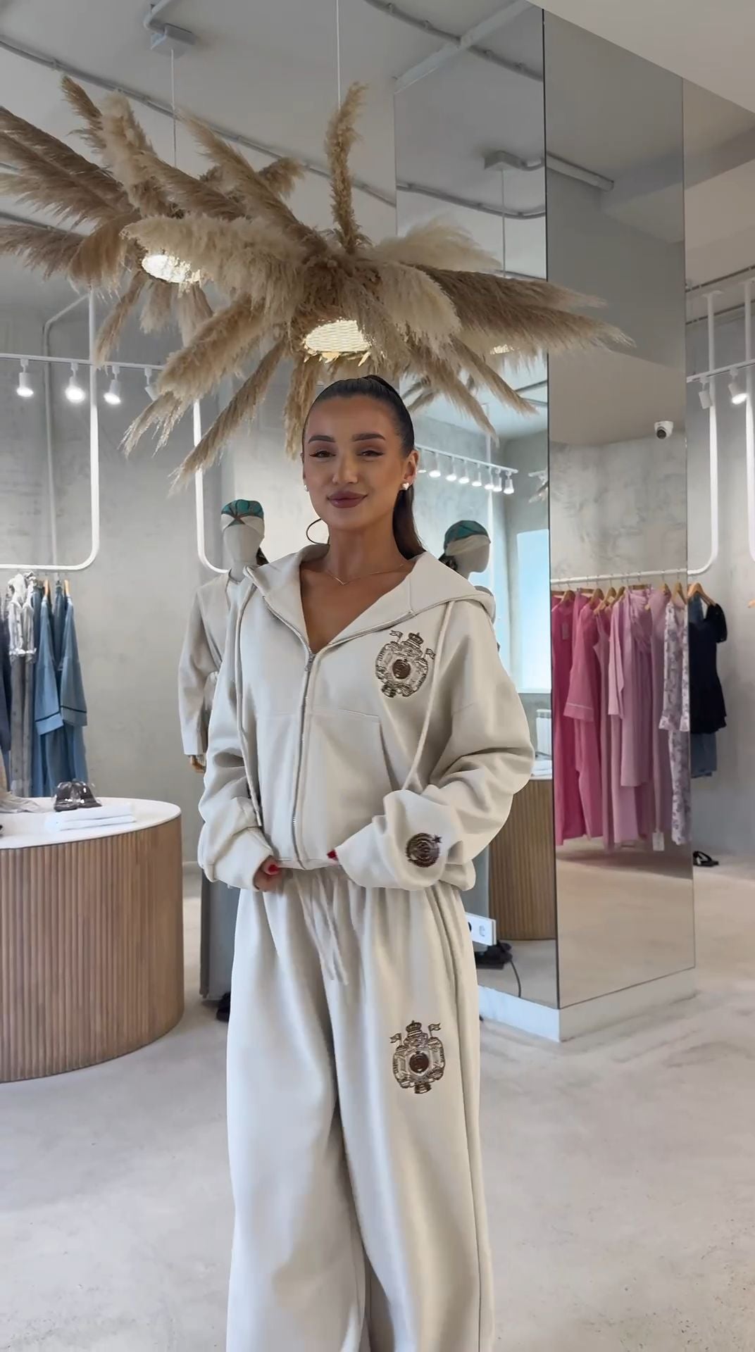 Kvinnors Hip-Hop Fritidsdräkt med detaljkär logo Mirla-Eva Jonsson