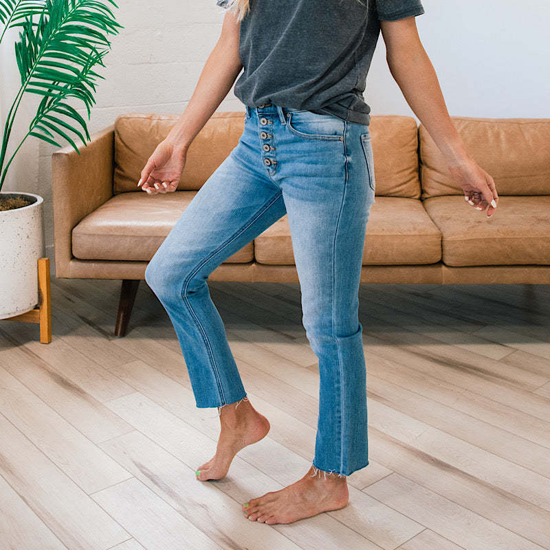 Kvinnors Högmidjade Jeans i Begagnad Look med Knappslå och Fransade Kanter Mirla-Eva Jonsson