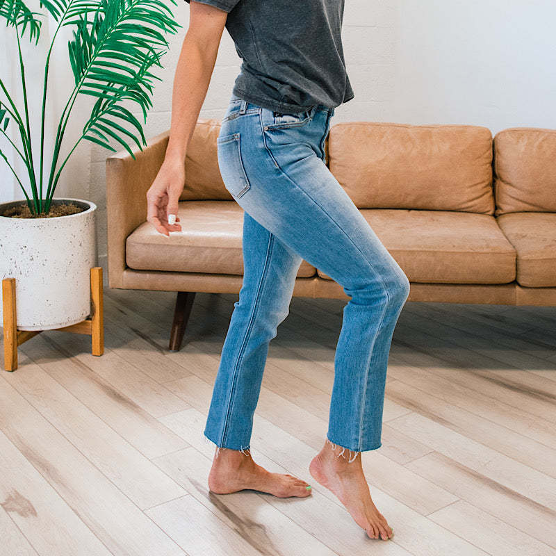 Kvinnors Högmidjade Jeans i Begagnad Look med Knappslå och Fransade Kanter Mirla-Eva Jonsson