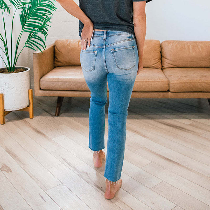 Kvinnors Högmidjade Jeans i Begagnad Look med Knappslå och Fransade Kanter Mirla-Eva Jonsson