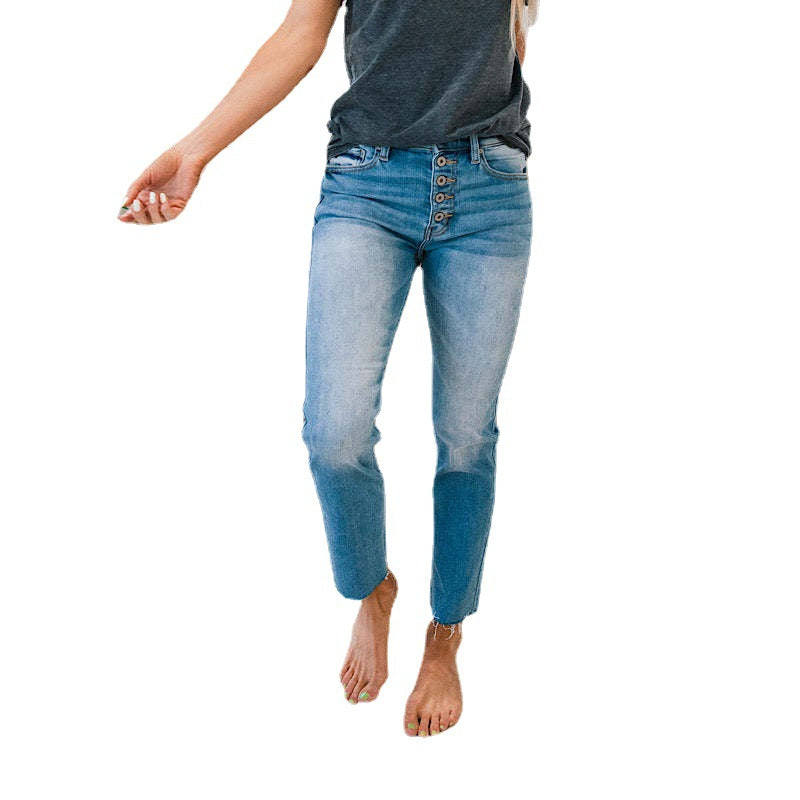Kvinnors Högmidjade Jeans i Begagnad Look med Knappslå och Fransade Kanter Mirla-Eva Jonsson