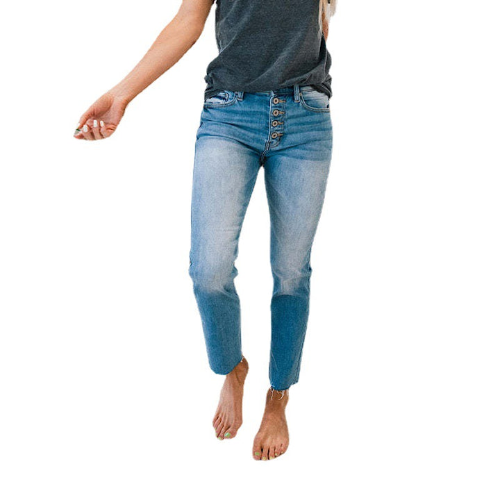 Kvinnors Högmidjade Jeans i Begagnad Look med Knappslå och Fransade Kanter Mirla-Eva Jonsson