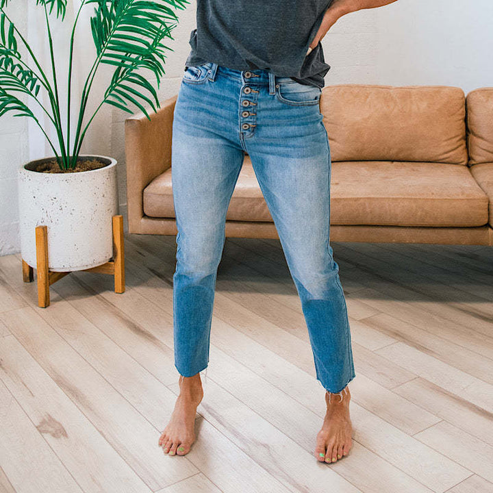 Kvinnors Högmidjade Jeans i Begagnad Look med Knappslå och Fransade Kanter Mirla-Eva Jonsson