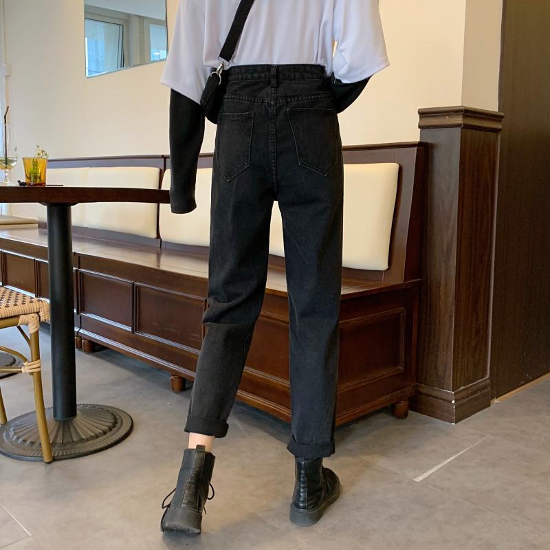 Kvinnors Högmidjade Skinny Jeans med Dekorativa Knappdetaljer Mirla-Eva Jonsson