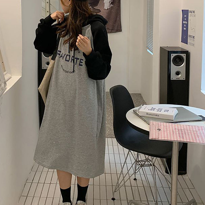 Kvinnors Hoodie-klänning i avslappnad oversized stil med grafiskt tryck och sidfickor-Eva Jonsson