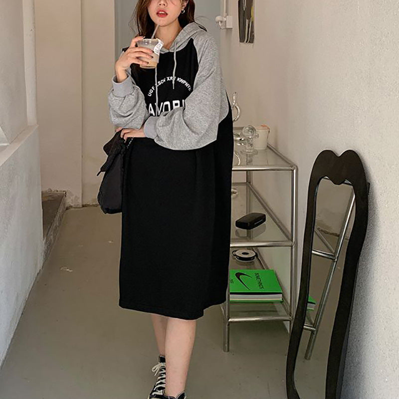 Kvinnors Hoodie-klänning i avslappnad oversized stil med grafiskt tryck och sidfickor-Eva Jonsson