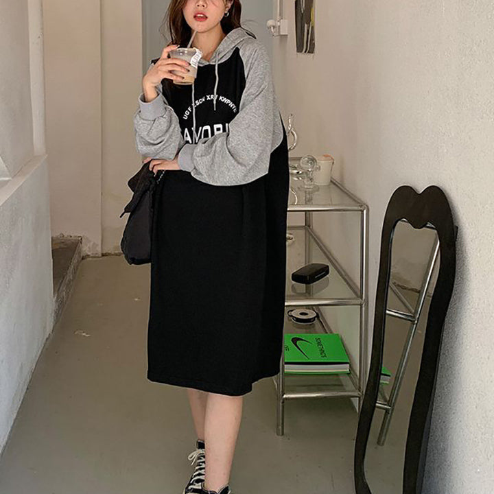 Kvinnors Hoodie-klänning i avslappnad oversized stil med grafiskt tryck och sidfickor-Eva Jonsson