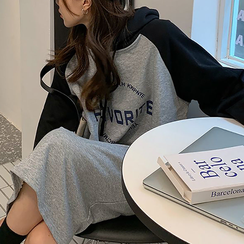 Kvinnors Hoodie-klänning i avslappnad oversized stil med grafiskt tryck och sidfickor-Eva Jonsson