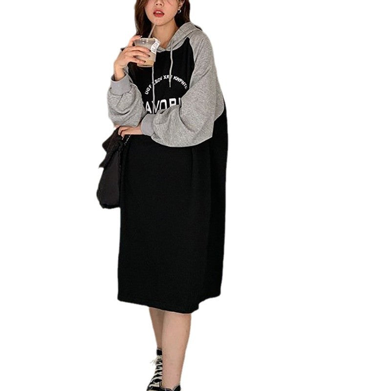 Kvinnors Hoodie-klänning i avslappnad oversized stil med grafiskt tryck och sidfickor-Eva Jonsson