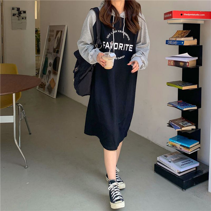 Kvinnors Hoodie-klänning i avslappnad oversized stil med grafiskt tryck och sidfickor-Eva Jonsson
