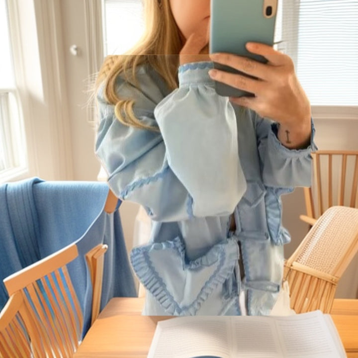 Kvinnors Lekfull Blus med Hjärtapplikationer och Volangdetaljer Mirla-Eva Jonsson