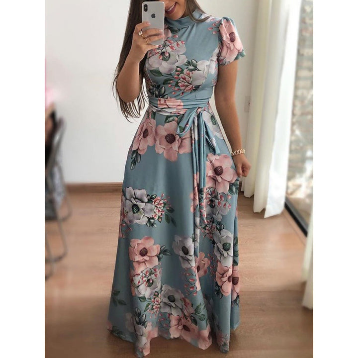 Kvinnors Maxi Klänning med Elegant Blommig Omslagsdesign och Kurvförstärkande Skärning Mirla-Eva Jonsson
