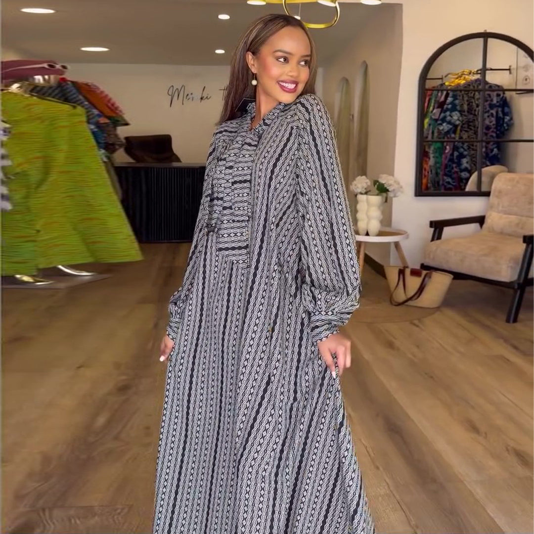 Kvinnors Maxi Klänning med eleganta volangärmar och intrikat mönster Mirla-Eva Jonsson