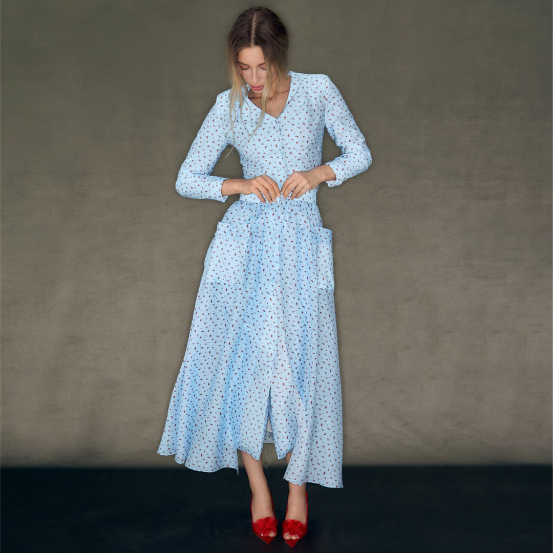 Kvinnors Maxi Silhouetteklänning med Eleganta Volangdetaljer och Knappslå Mirla-Eva Jonsson