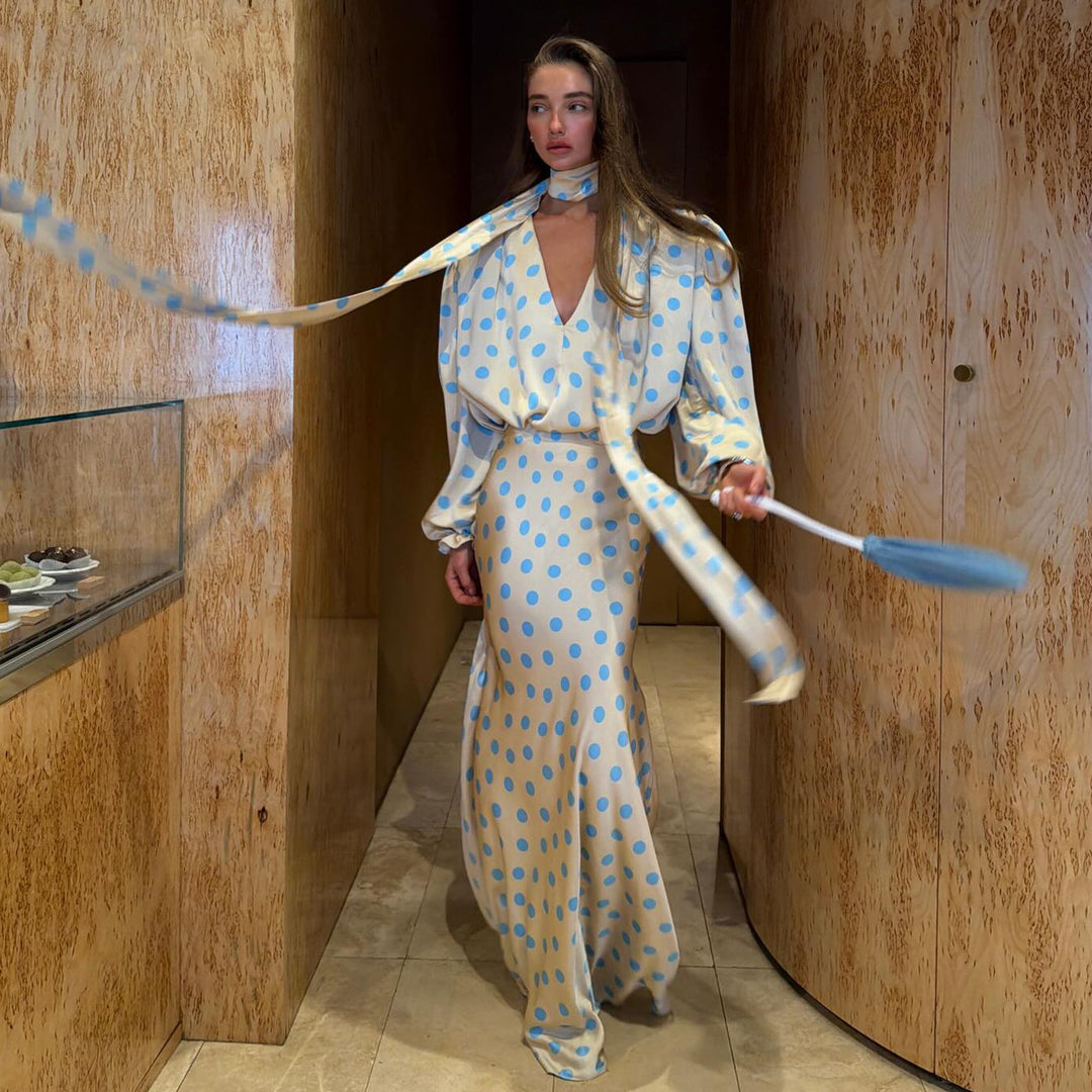 Kvinnors Maxiklänning med Eleganta Puffärmar och Lekfullt Prickigt Mönster-Eva Jonsson