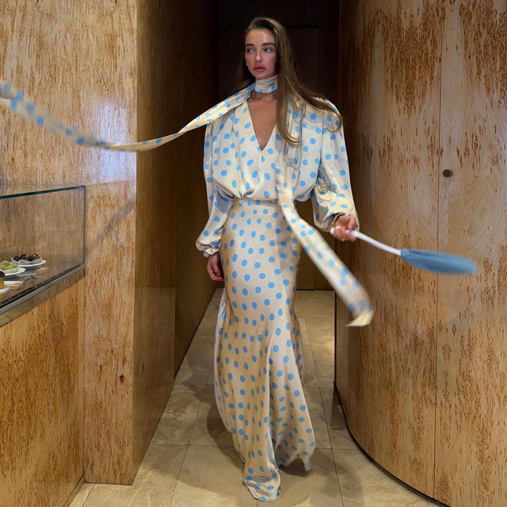 Kvinnors Maxiklänning med Eleganta Puffärmar och Lekfullt Prickigt Mönster-Eva Jonsson