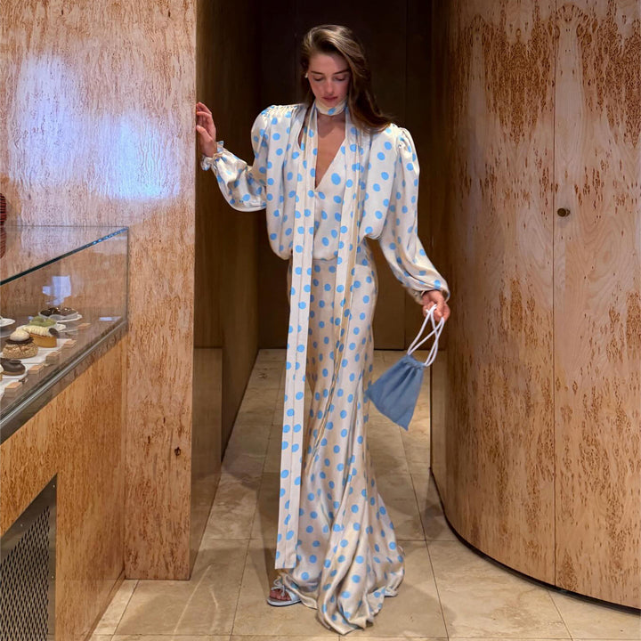 Kvinnors Maxiklänning med Eleganta Puffärmar och Lekfullt Prickigt Mönster-Eva Jonsson