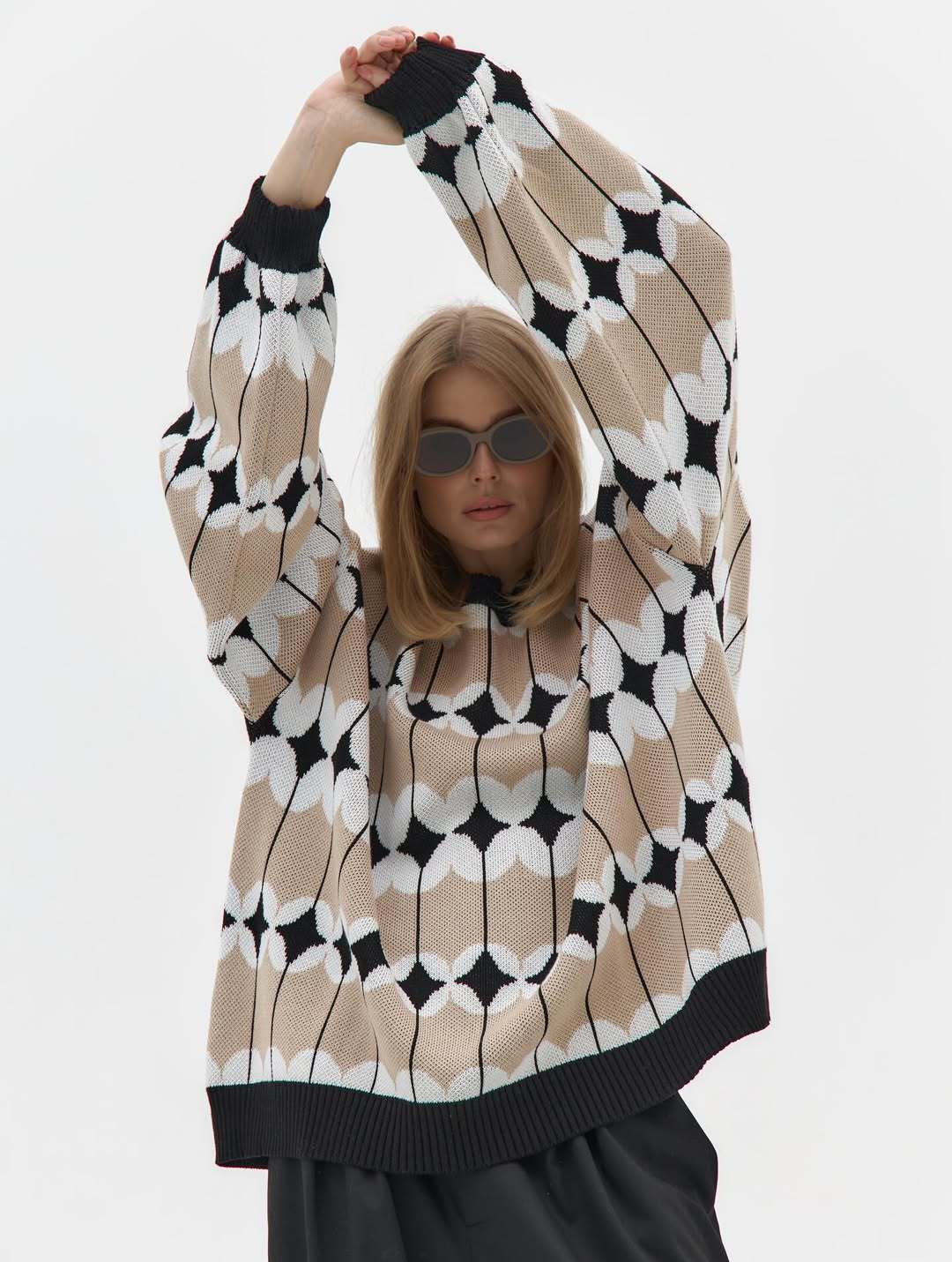 Kvinnors Mönstrad Oversized Tröja med Voluminösa Ärmar och Elastiska Manschetter Mirla-Eva Jonsson