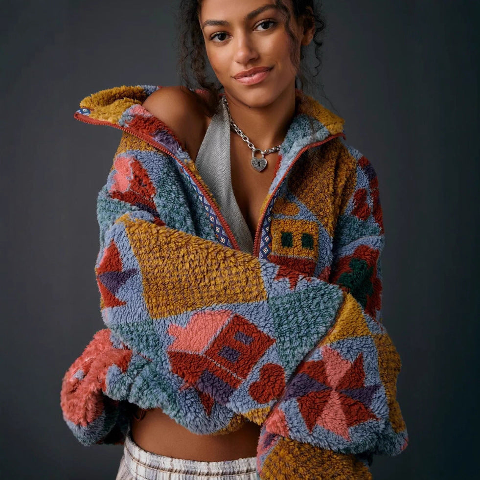 Kvinnors Mysiga Fleecejacka med Färgglad Patchwork Mönster Mirla-Eva Jonsson