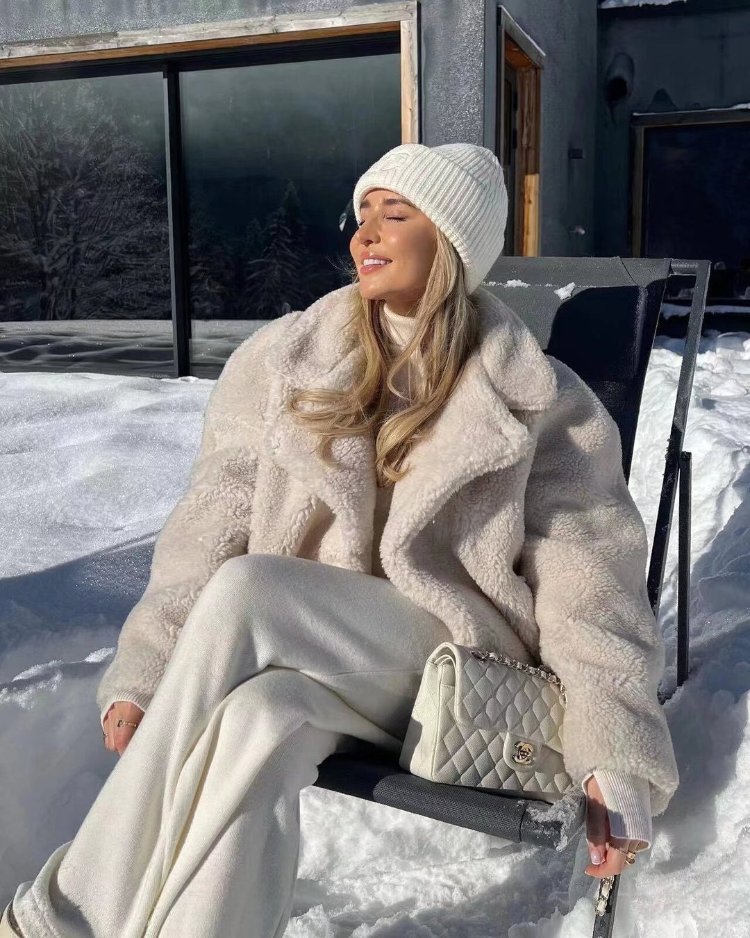 Kvinnors Mysiga Plyschjacka i Elegant Oversized Stil Mirla-Eva Jonsson