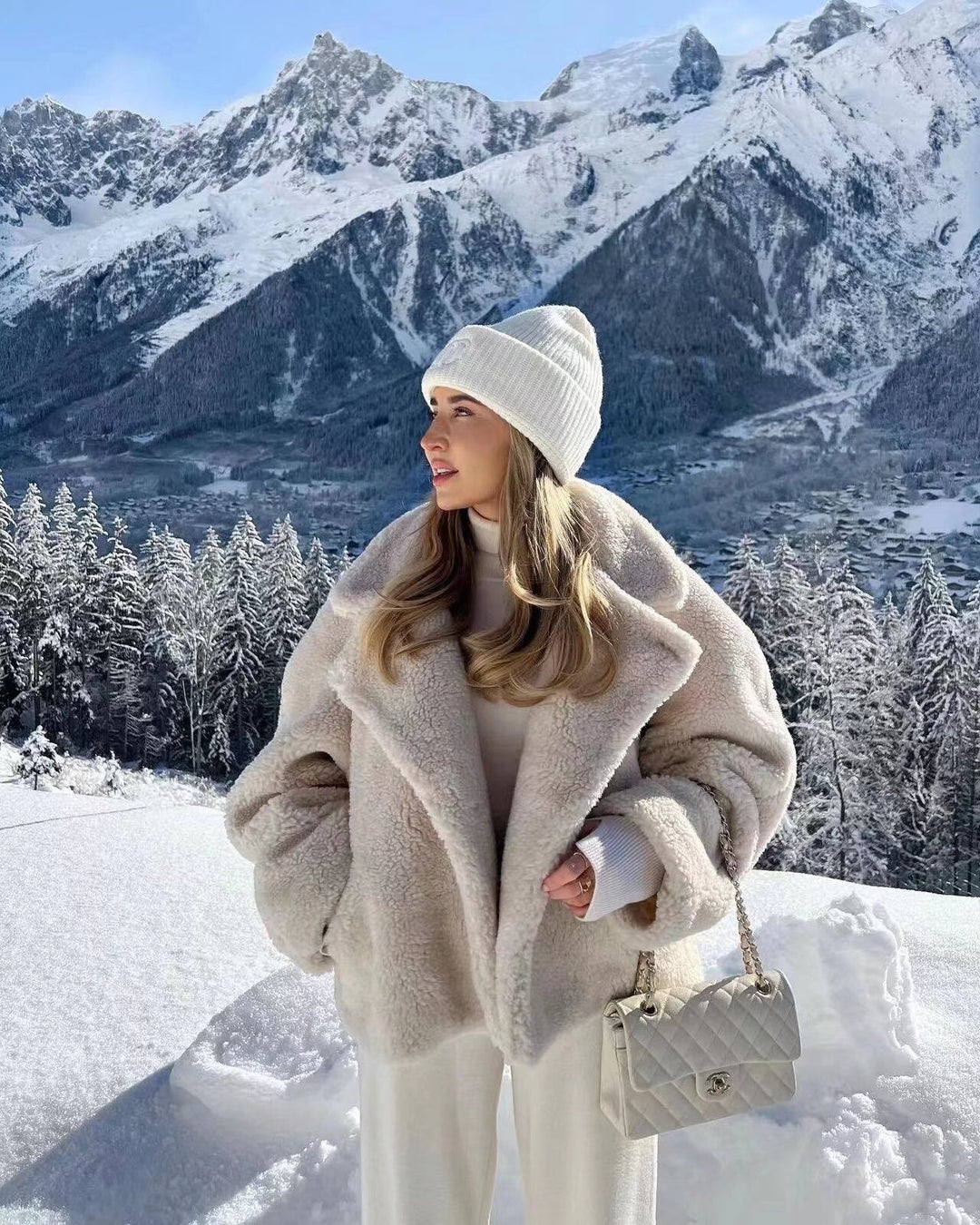 Kvinnors Mysiga Plyschjacka i Elegant Oversized Stil Mirla-Eva Jonsson