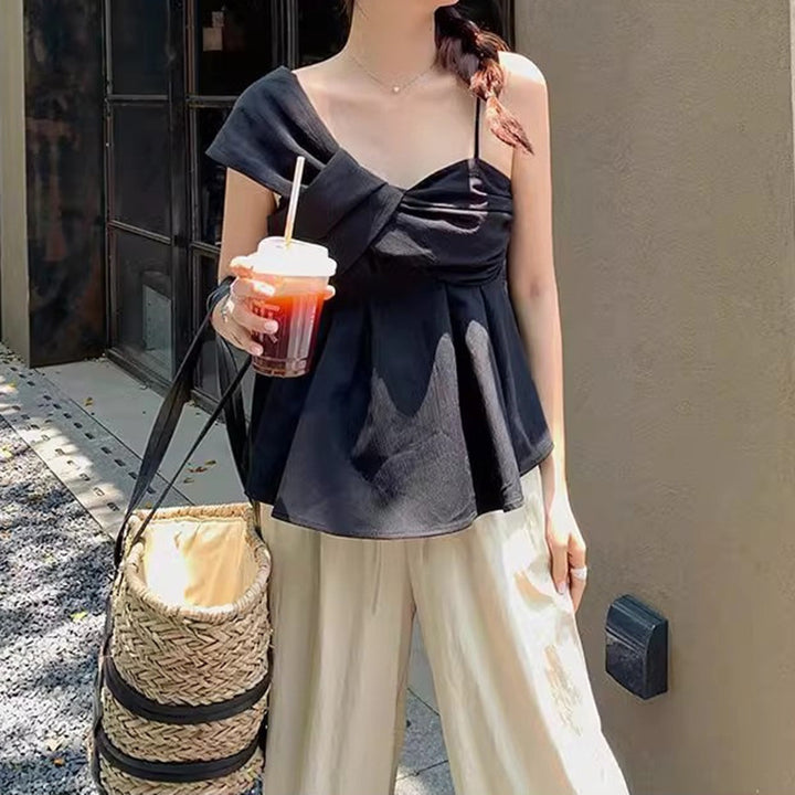 Kvinnors Off-Shoulder Blus med Modernt Draperi och Knytt Detalj-Eva Jonsson