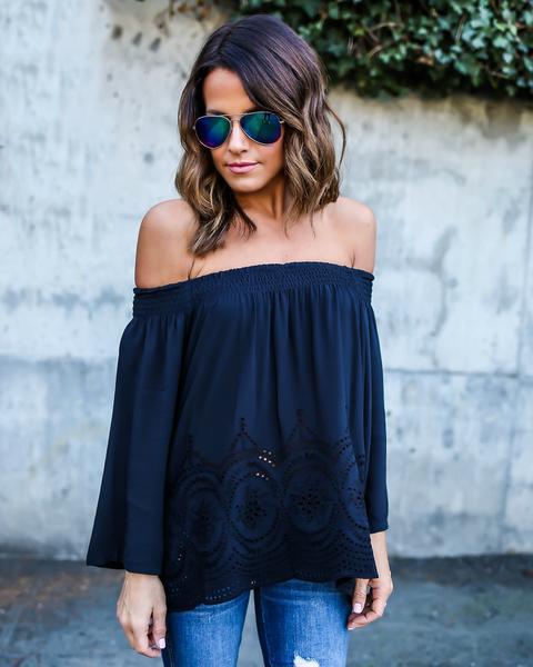 Kvinnors Off-Shoulder Blus med Voluminösa Ärmar och Delikat Virkat Mönster Mirla-Eva Jonsson