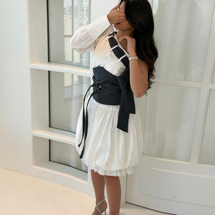 Kvinnors Off-Shoulder Klänning med Innovativ Midja Bodice och Voluminös Kjol-Eva Jonsson