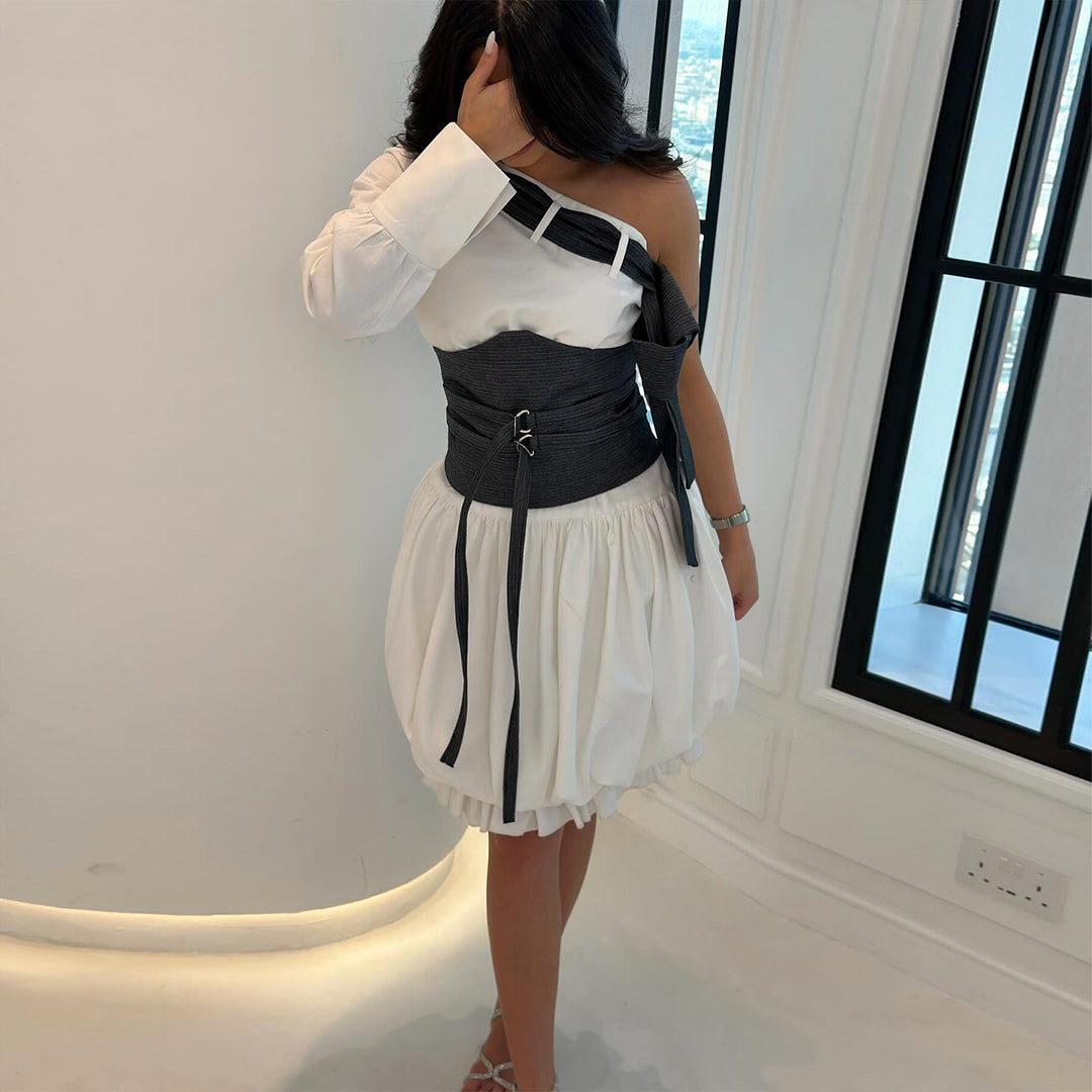 Kvinnors Off-Shoulder Klänning med Innovativ Midja Bodice och Voluminös Kjol-Eva Jonsson