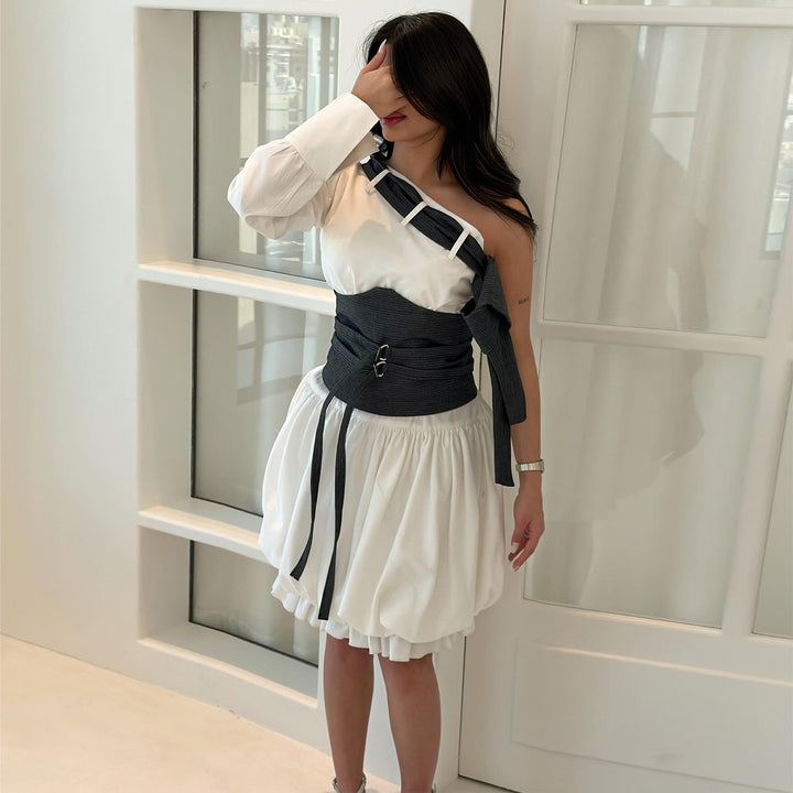 Kvinnors Off-Shoulder Klänning med Innovativ Midja Bodice och Voluminös Kjol-Eva Jonsson